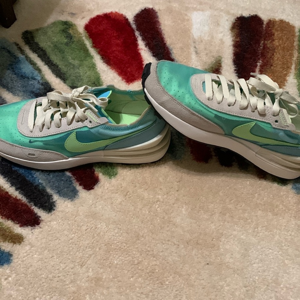 Women’s Nike tennis shoes